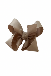 Large Scallop Bow Alligator Clip | Oatmeal